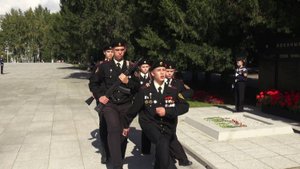Юные моряки несут вахту памяти на Монументе Славы в Новосибирске