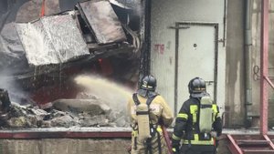 Прокуратура контролирует установление обстоятельств пожара на складе во Владивостоке.