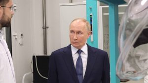 Владимир Путин. Посещение лабораторного комплекса университета «Сириус» 9 сентября 2025 года.