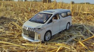 Модель Toyota Alphard третьего поколения в масштабе 1:24