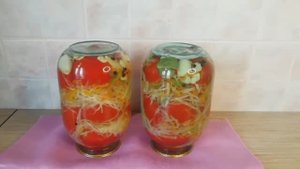 Мариную на зиму капусту с помидорами в одной банке.Без стерилизации.