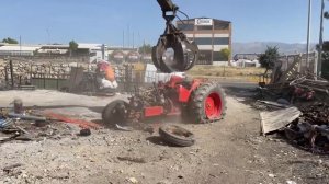 Разборка  (https://t.me/+rCtftXN_Md4wYzM6)трактора в процессе утилизации 🚜