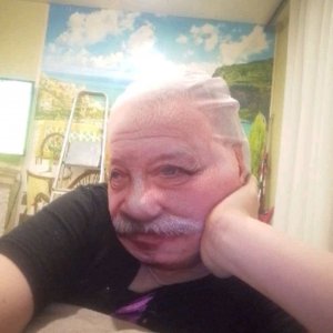 рассказываю то что спросят подписчики либо же просто так посидеть