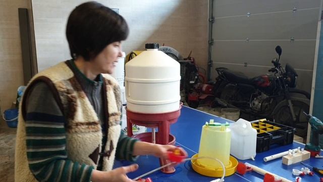 Сравнение поилок для кур и цыплят. Лучшая поилка. Собираем - полезные подробности. смотреть онлайн