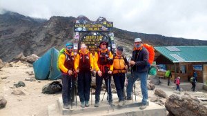 Группа Клуба 7 Вершин "Слова моей подружки" на переходе из лагеря Каранга  в лагерь Косово