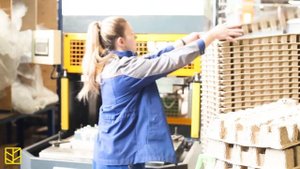 SOEMZ: Подпрессовка продукции из пульперкартона.