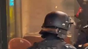 В центре Парижа люди жгут рестораны!