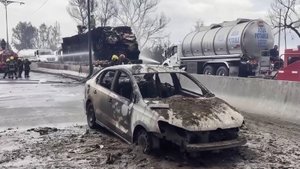 Автоцистерна взорвалась прямо на шоссе в Мехико. Три человека погибли и семьдесят пострадали