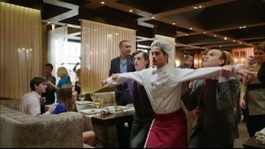Момент из сериала кухня макс Максим парень в белом танцует в ресторане