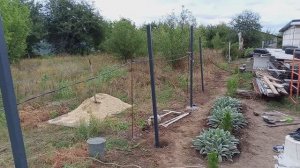 Доделываю бетонирование столбов для забора .