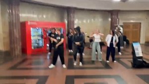 Московский метрополитен поднимает всем настроение...