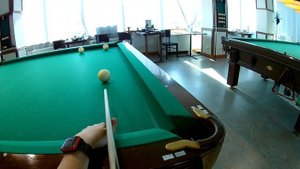 забиваю 67 шары на русском бильярде в спортивном зале