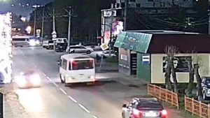 Столкновение мотоциклиста с микроавтобусом