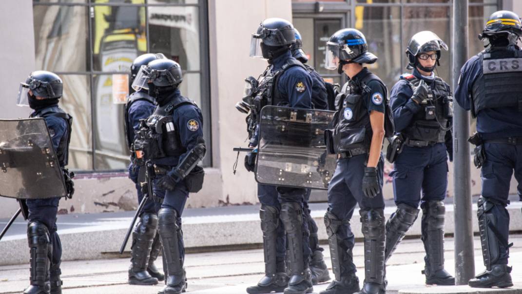 Сотни задержаны, в ход пошли водометы: как прошла ночь протестов во Франции