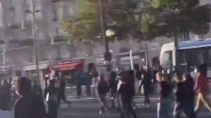 В городах Франции все веселее: продолжается акция "Блокируем всё".Протестующие захватили Лионский
