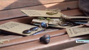 Жительница Барнаула создает своими руками украшения из цветов, листьев, змеиной шкуры и жуков