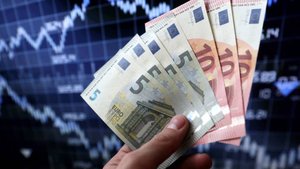 Внебиржевой курс евро поднялся выше 100 рублей