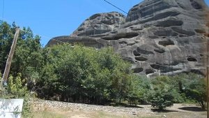 Скалы как сыр Маасдам!Деревня Кастраки!