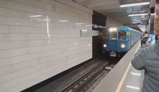 Московское метро. Поездка на парадном Еж3 от "Каховской" до "Каширской" смотреть онлайн