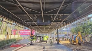 Строительство навеса «Сухие ноги» у станции метро «Славянский бульвар» (сентябрь 2025)