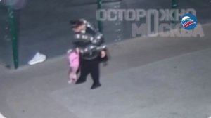 В Одинцове женщина издевалась над собакой во дворе дома