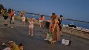 "Плывёт веночек" - Анна Егорова на Набережной Волгограда