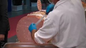 Уличная Еда в ИТАЛИИ - Уличный ФАСТФУД Жареные Цельные БЫК Свиные РУЛЕТЫ Мясная Смесь на ГРИЛЕ ]