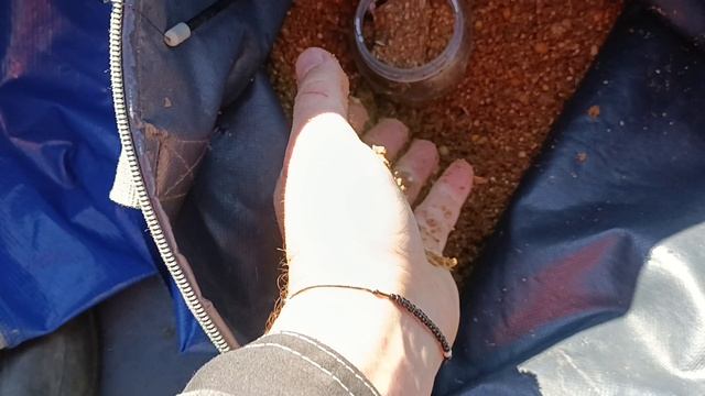 Как я заряжаю кормушку для ловли леща с лодки. смотреть онлайн