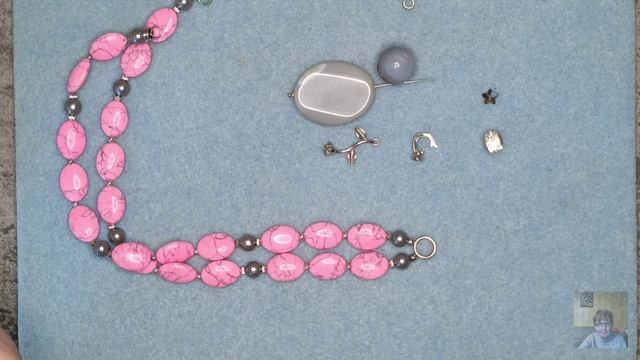 Розовый  серый.