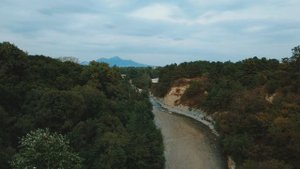 Красивый вид на горную речку, с высоты птичьего полета.