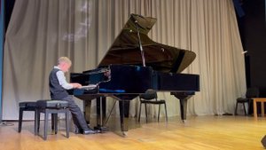 Юный пианист 8 лет исполняет Юмор eSka (Цытович)