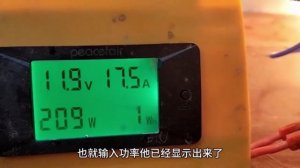 Инвертор напряжения 12 В приводит в действие две 1000-ваттные йодно-вольфрамовые лампы, которые вспы