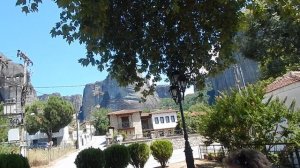 Греческая деревня среди огромных скал!