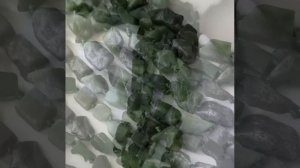 Нефрит камни фри-форм  с включениями породы