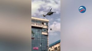 Уникальные кадры: министры Непала спасаются на веревках с вертолетов