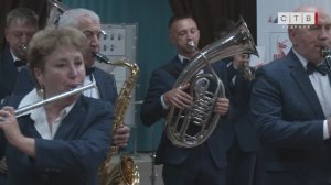 Под звуки гимна…