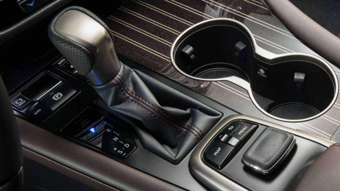 Lexus RX замена задних тормозных колодок с электроручником и тормозных дисков смотреть онлайн