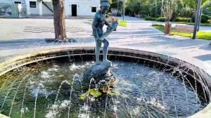 Фонтан "Мальчик с корабликом" на Матросском бульваре Севастополя.