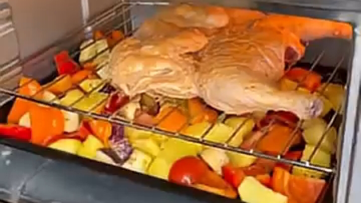 Сочная Курочка с овощами в духовке...🍗🍅🍆😋    Рецепт в описании ✍️