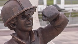 Скульптура юного металлурга Мити Сталеварова украсила набережную реки Оскол