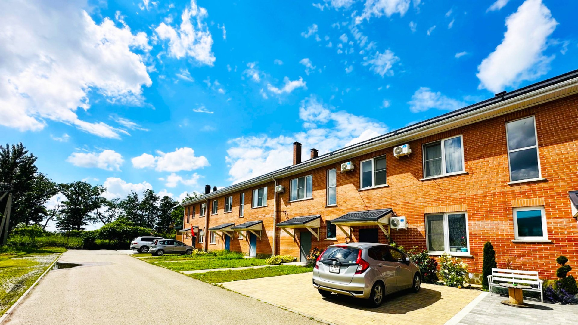 Современный таунхаус с садом и удобствами: жизнь без суеты! смотреть онлайн