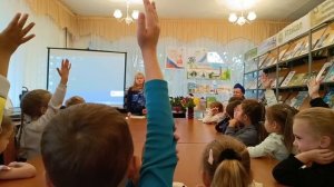 Выступаю перед детьми - читаю  стихи из своих сборников.