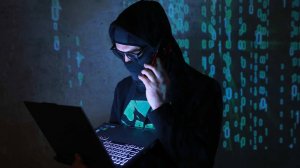 Мошенник притворился брокером и выманил у пенсионерки 10 млн рублей