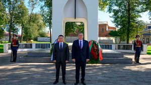 Генпрокуроры России и Беларуси возложили цветы к Вечному огню в Суздале