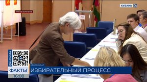 Молодым избирателям выдают свидетельства на участке на Седина в Краснодаре