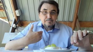 В беседке. О шуточках, о том, чем я кормлю Марсика.