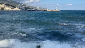 Мужчину чуть не смыла волна на Набережной Ялты. Остальных просто окатило солёной водой