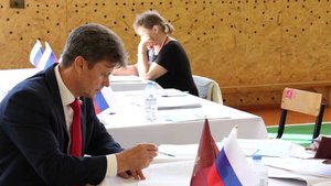 Сенатор РФ Попадайло проголосовал с семьей в приграничном Стародубском районе