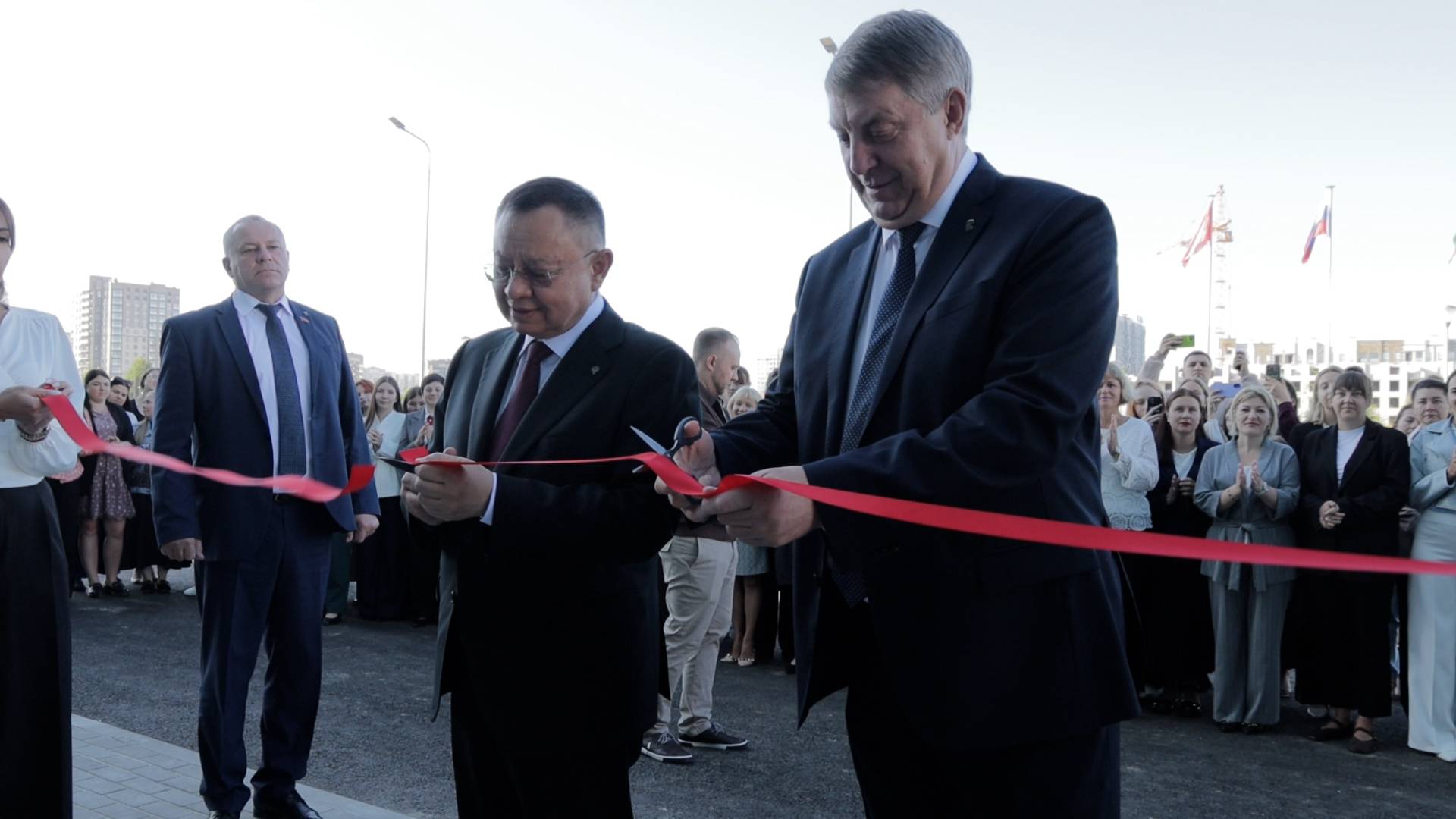 Глава Минстроя Ирек Файзуллин открыл в Брянске новую школу на 1 225 мест смотреть онлайн