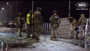 Польска курва натянула колючую проволоку на границе с Беларусью